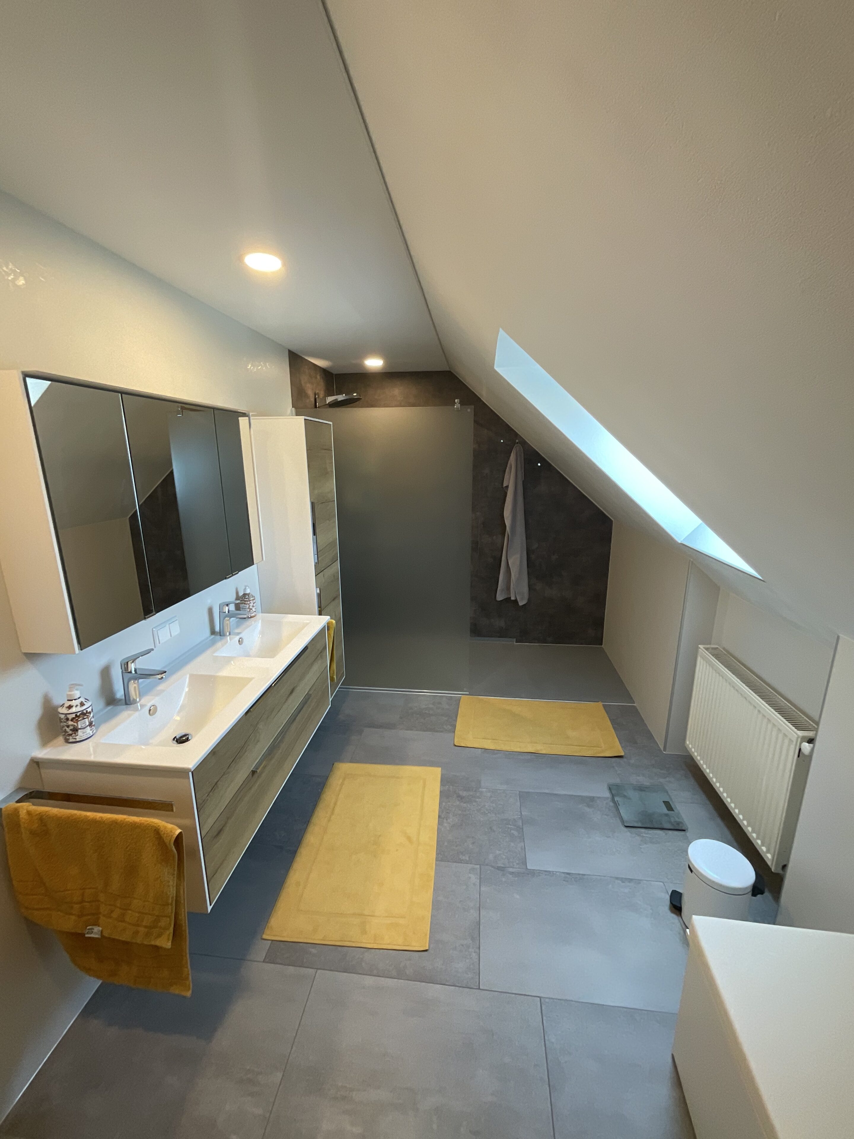 Saniertes Dachgeschossbad mit bodengleicher Dusche und Doppelwaschtisch