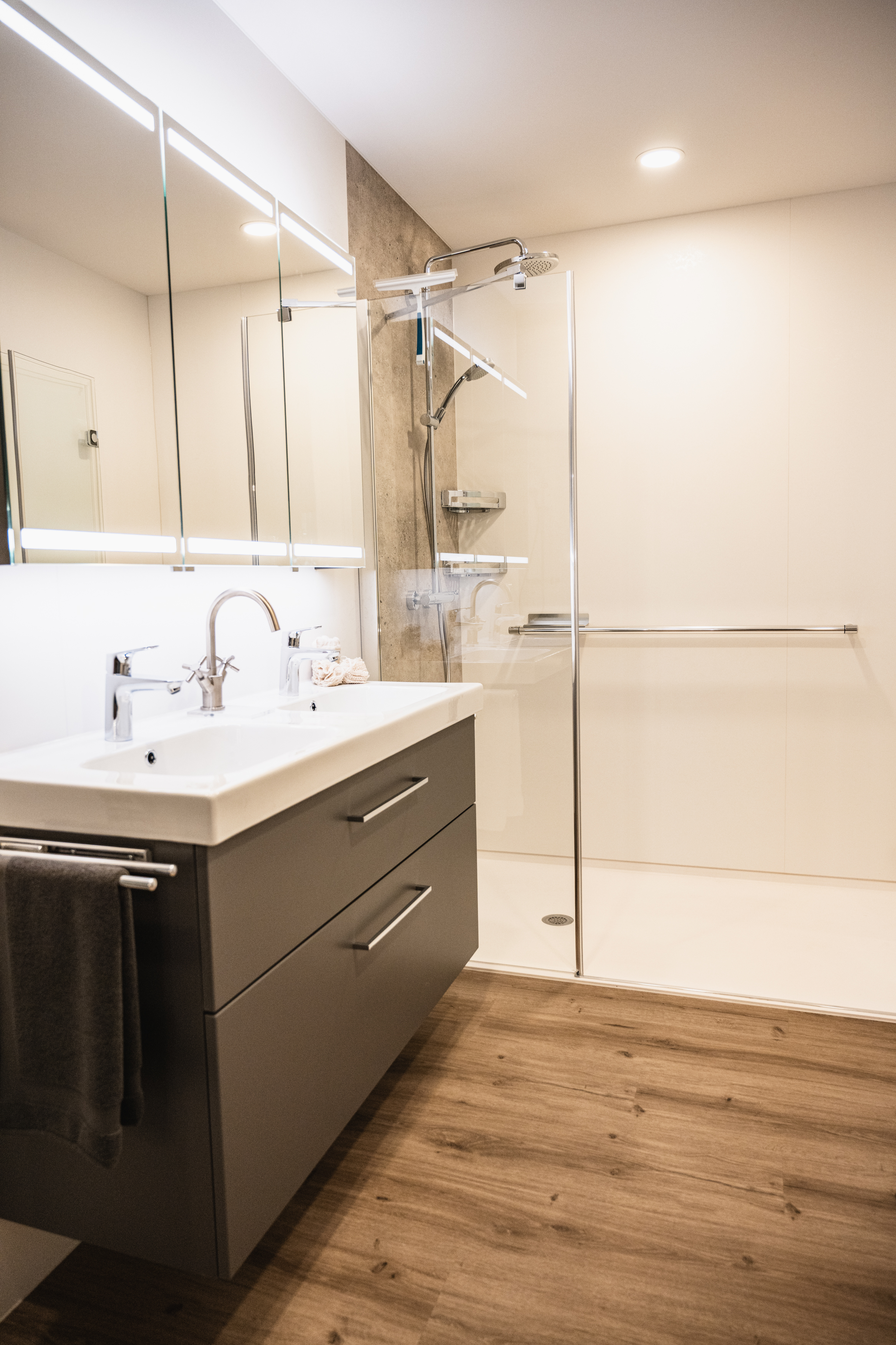 Bad mit Doppelwaschtisch, Spiegelschrank und Walk-in-Dusche