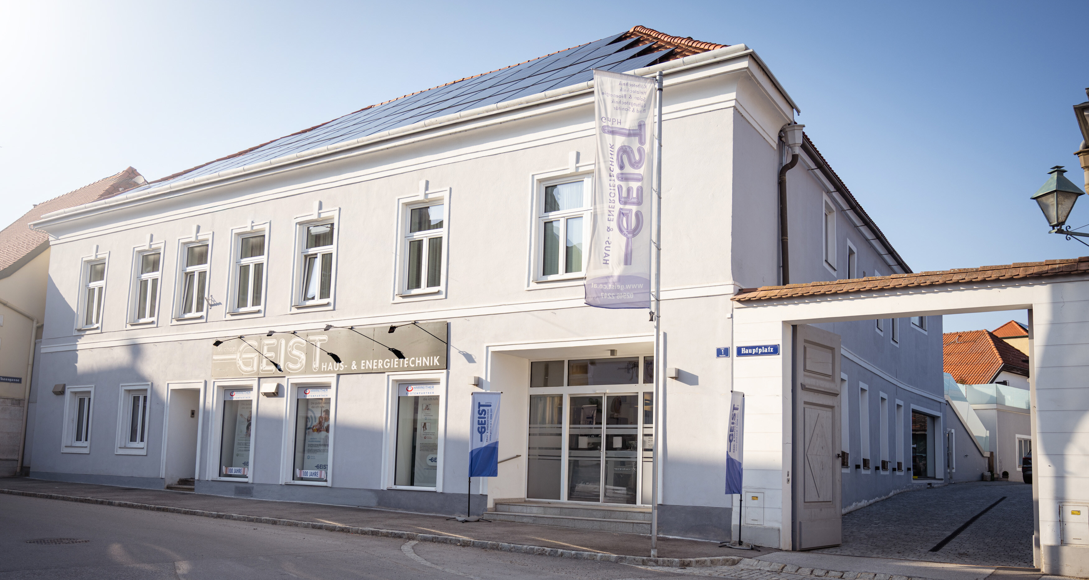 Das GEIST-Firmengebäude am Hauptplatz in Pulkau mit Photovoltaik auf dem Dach